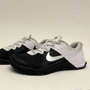 Nike Metcon 1 Size 7.5 Women’s Black And White Sneakers Low Tops CrossFit